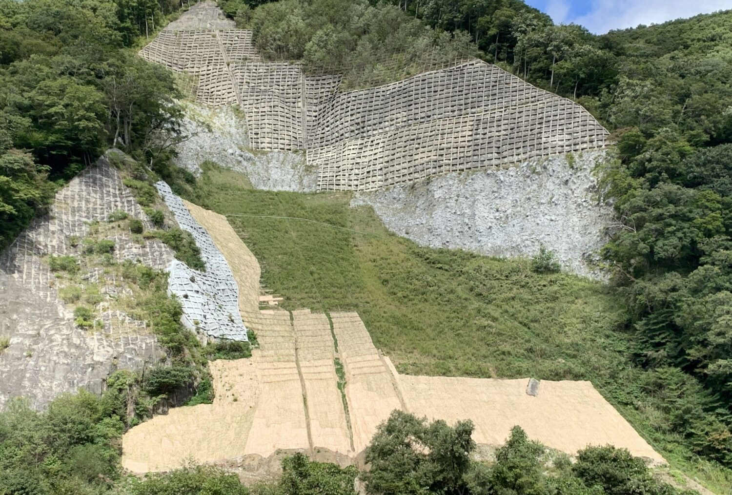 戸倉山復旧治山工事 ガンリョクマット・グリーンフリューム　※日新産業(天栄村)